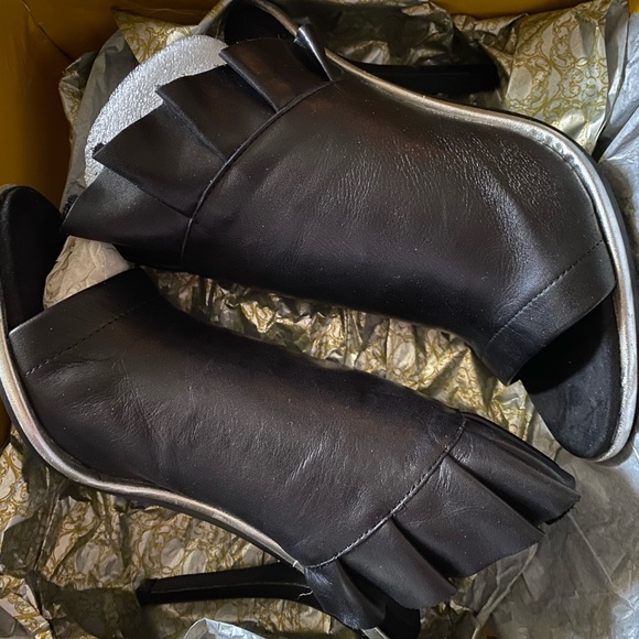 Kelsi Dagger Brooklyn Camelot Ruffle heels ☀️☀️☀️ - Picture 4 of 10